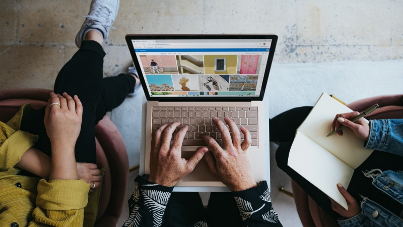 What makes a PR pitch useful for journalists in 2026?
